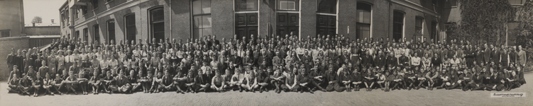 27573 Groepsportret van de leraren en leerlingen van de Rijks H.B.S. (Rijks Hogere Burgerschool, Kruisstraat 1A) te ...